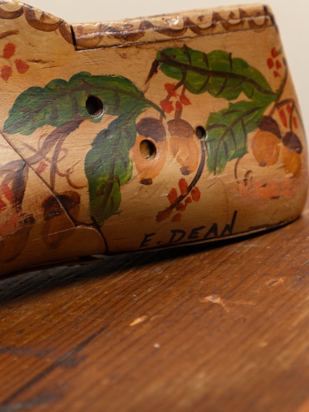 Antique Wooden Shoe Last Hand Painted Folk Art E Dean Acorn Oak Leaf Decor Form - Picture 6 of 7